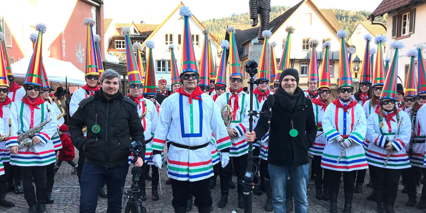 Momente aus der schwäbisch-alemannischen Fastnacht: Hier zu sehen ist die Stadtkapelle der freien Narrenzunft Elzach mit dem museum4punkt0-Filmteam aus Bad Dürrheim. ©Fastnachtsmuseum Narrenschopf Bad Dürrheim