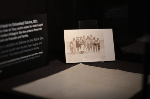 Familienfoto in der Ausstellung