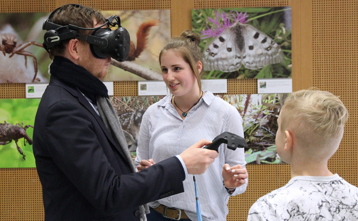 Nadine Friedl weist Michael Kretschmer in die VR-Brille ein. © A. Neumeister/Senckenberg