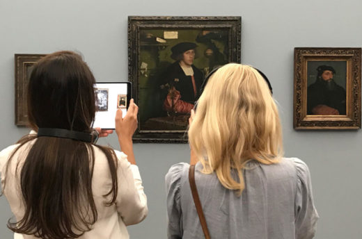 Besucherinnen mit Augmented Reality Prototyp in der Gemäldegalerie