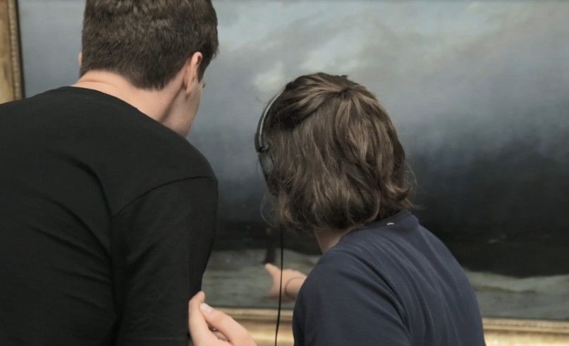 Besucher*innen testen eine Anwendung in der Alten Nationalgalerie