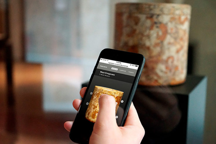 Progressive web app for Humboldt Forum Highlights exhibition © photo of vase within mock up: Staatliche Museen zu Berlin, Ethnologisches Museum / Claudia Obrocki (CC: BY-NC-SA); image montage: © Staatliche Museen zu Berlin: Ceren Topcu