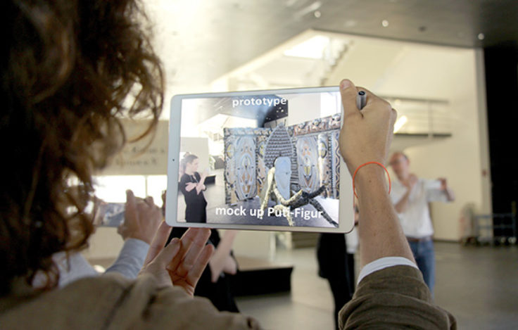 User testing with an augmented reality prototype for interpersonal and interactive guided tours for groups. © Stiftung Preußischer Kulturbesitz / Jana Kolmel at NEEEU Spaces GmbH