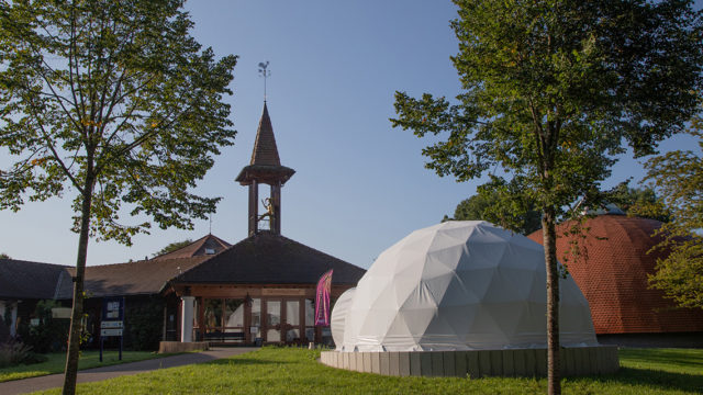 Die 8-Meter-Kuppel für die Projektion der 360-Grad-Filme passt sich dem kuppelförmigen Ambiente des Fastnachtsmuseums Narrenschopf an. Foto: U. Dittler/ Fastnachtsmuseum Narrenschopf, CC BY 4.0