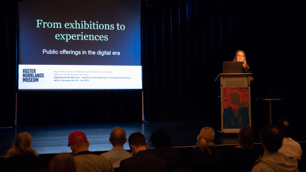 Kajsa Hartig, „From exhibitions to experiences: Public offerings in the digital era“, Video: Stiftung Preußischer Kulturbesitz, CC BY 4.0 / Foto: Anke U. Neumeister, CC BY 4.0