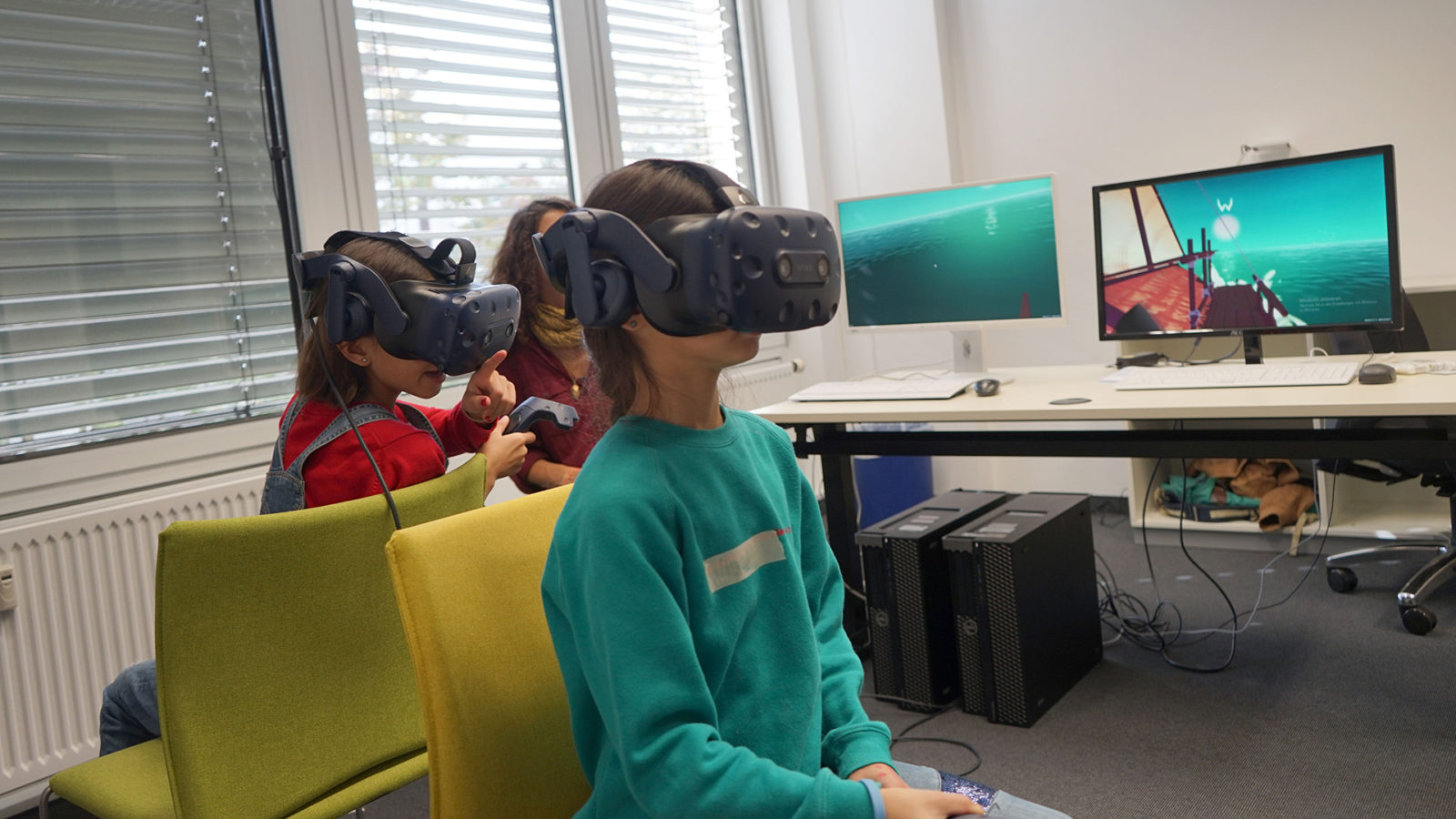 Kinder testen ein Virtual Reality-Spiel