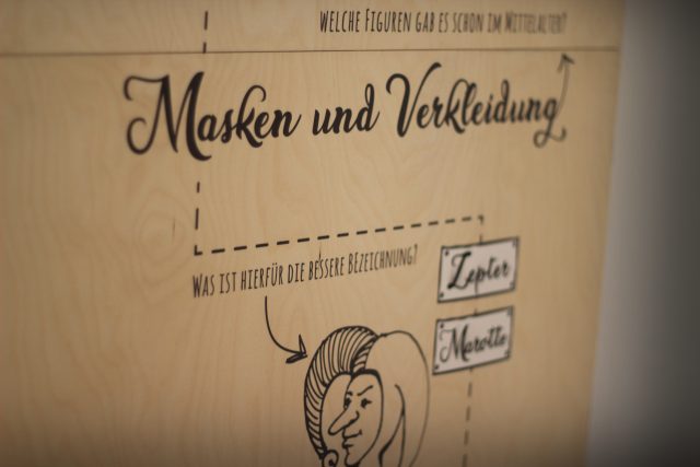 Eine Holzwand als interaktiver Informationsträger