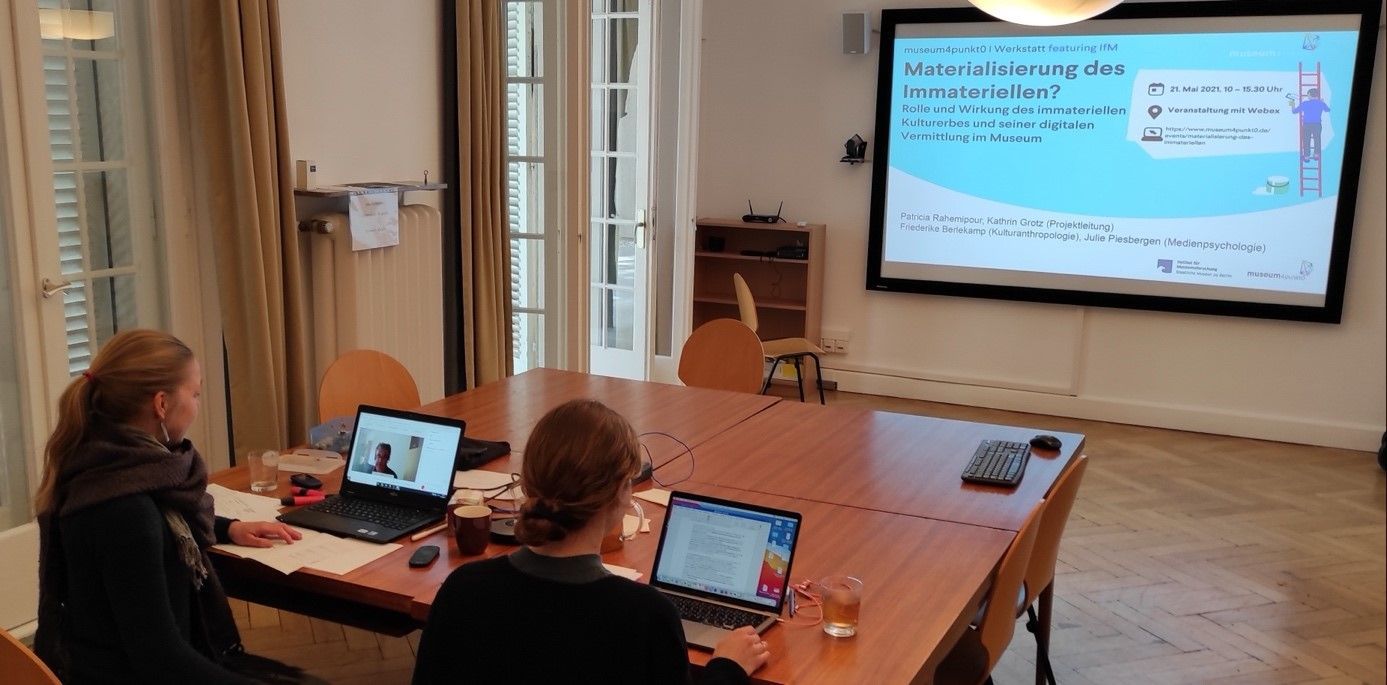 Blick in den Sitzungssaal des Instituts für Museumsforschung und in die digitale Konferenz