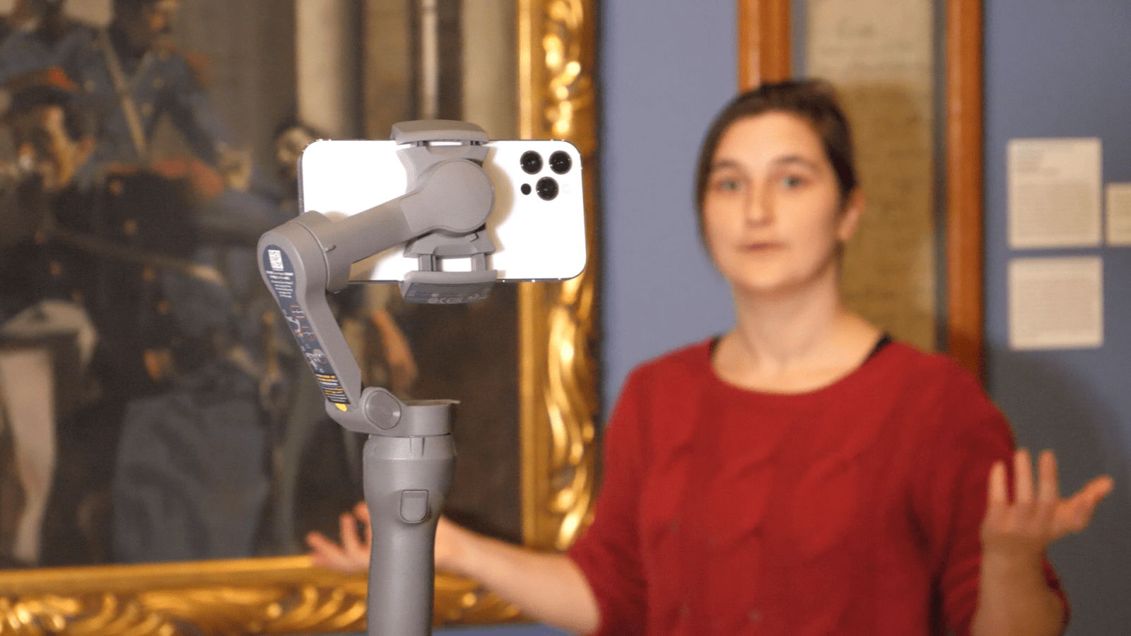 Online Live-Führung: Ausgestattet mit Smartphone und Gimbal führt Museumspädagogin Nelly Brügelmann durch die Ausstellung. Das museum4punkt0-Team vom Historischen Museum Saar hat das Virtuelle Museum für Kinder und Jugendliche (VIMUKI) entwickelt.