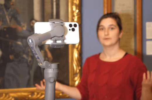 Online Live-Führung: Ausgestattet mit Smartphone und Gimbal führt Museumspädagogin Nelly Brügelmann durch die Ausstellung. Das museum4punkt0-Team vom Historischen Museum Saar hat das Virtuelle Museum für Kinder und Jugendliche (VIMUKI) entwickelt.