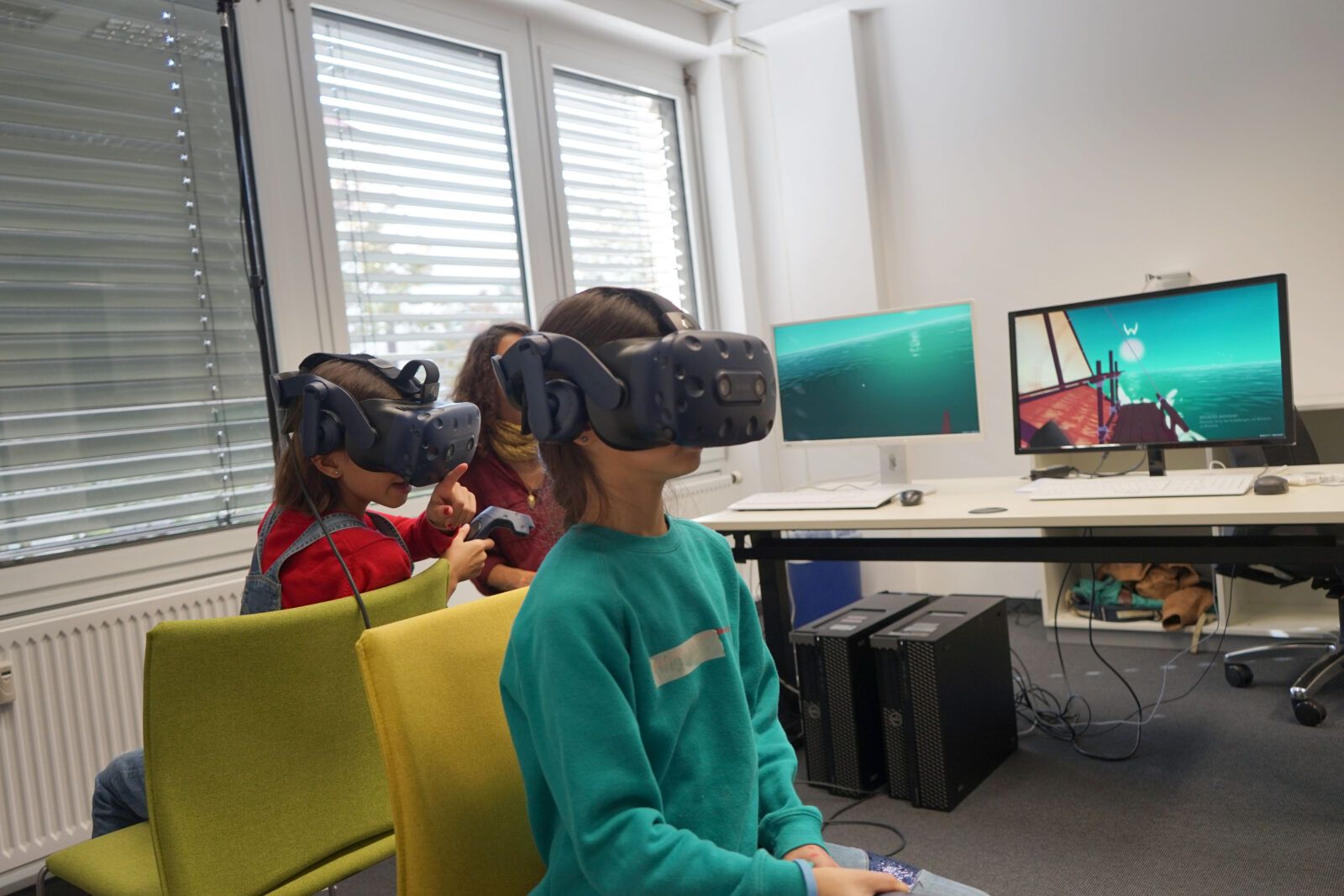 Zwei Nutzer*innen testen den VR-Prototypen
