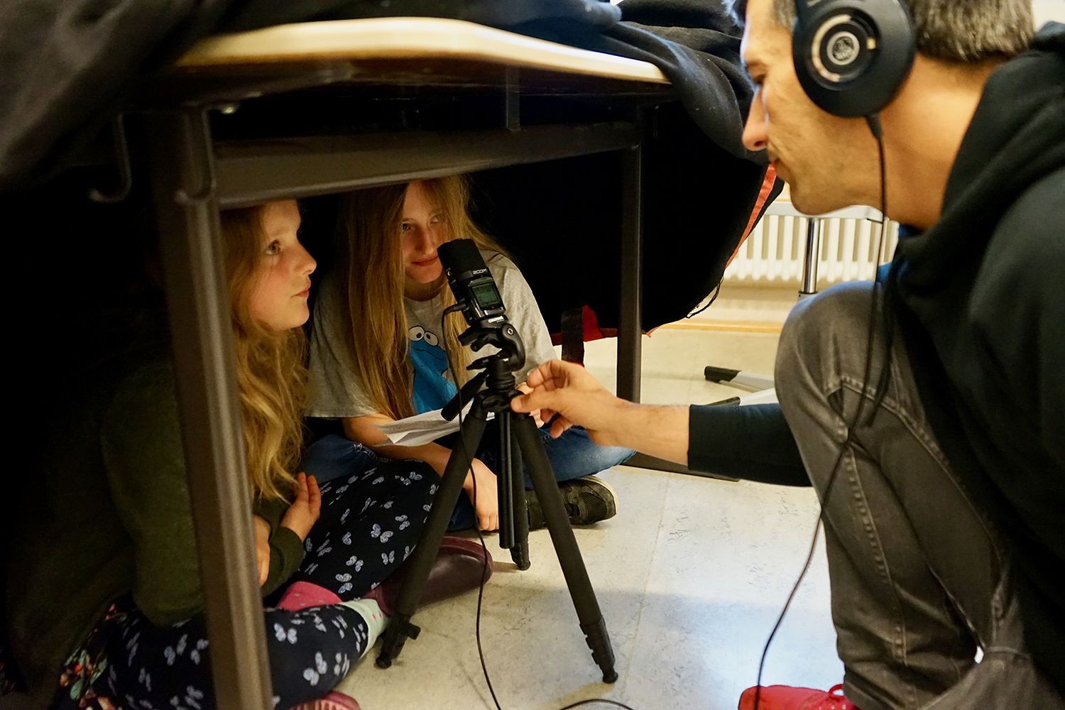 Zwei Schülerinnen bei Tonaufnahmen mit dem Vermittler