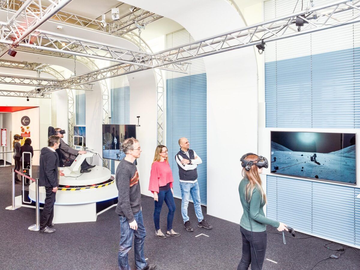 Zur Ergebnisseite: Eine Virtual Reality Testfläche im Ausstellungsraum