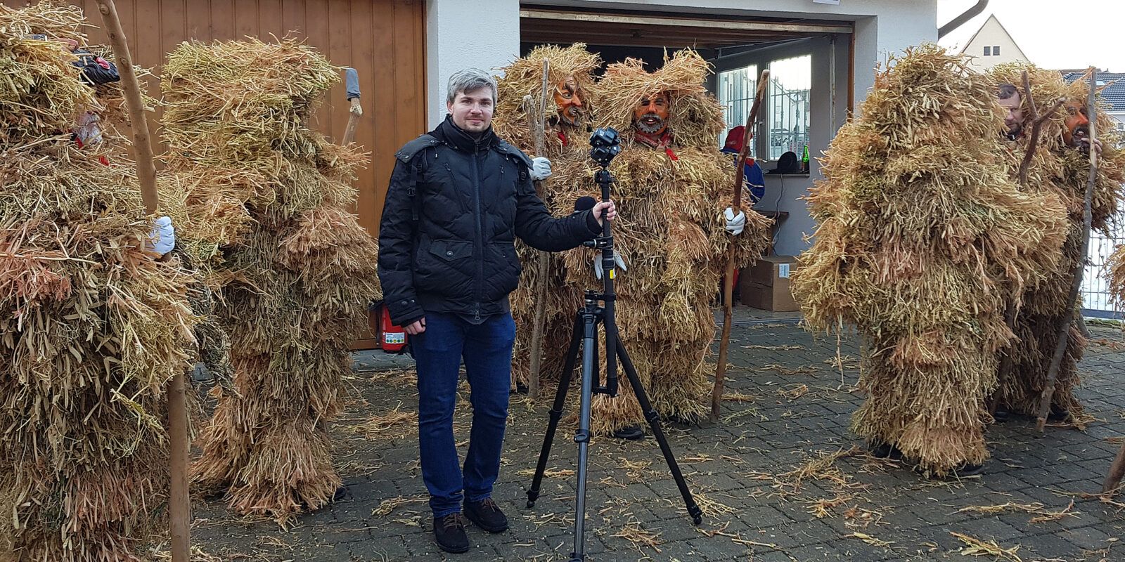 Artur Fuss mit Kamera-Equipment zwischen den Strobären