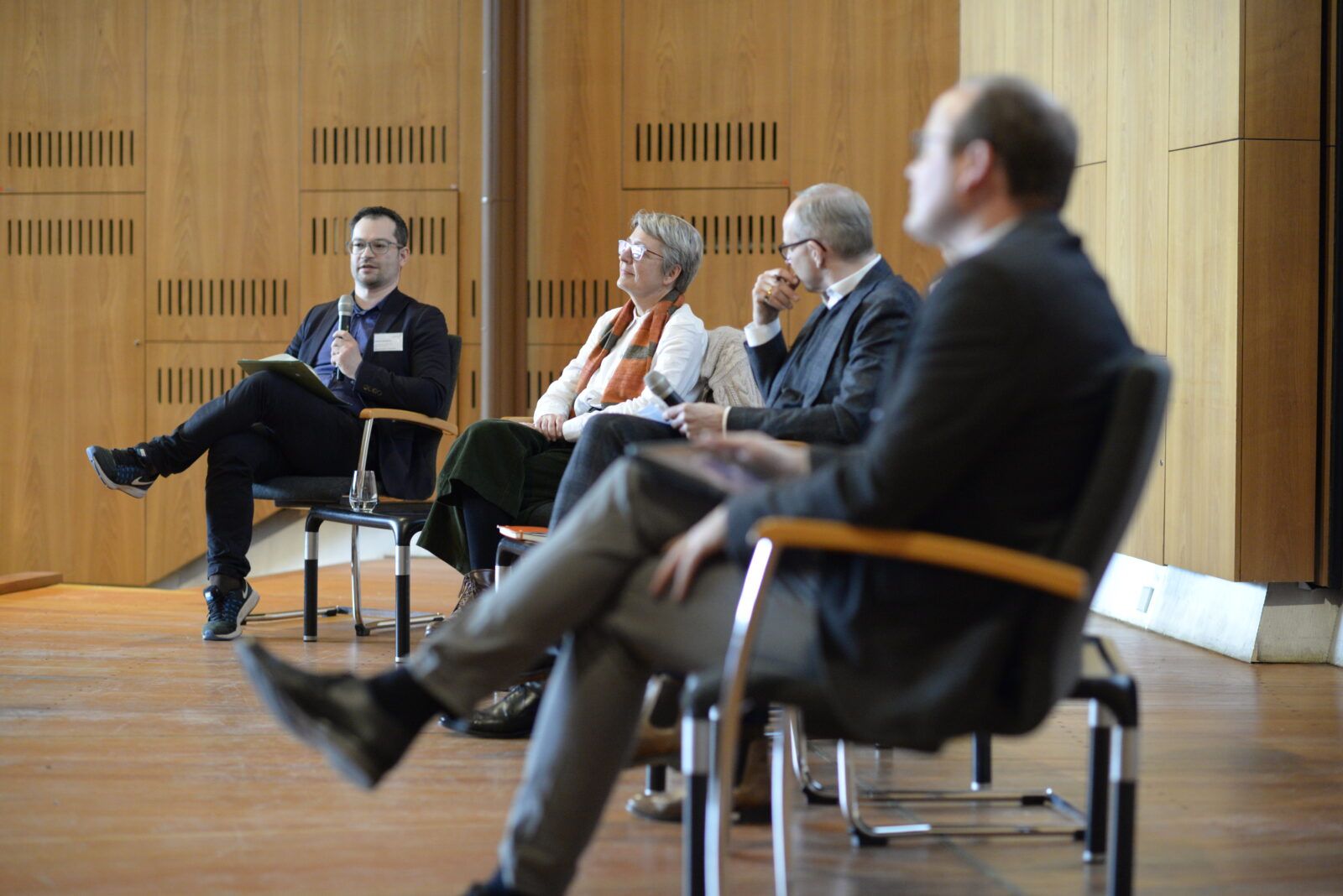 Auf dem Podium: J. Herzberg, Verbundleitung ab 1. Mai 2022 (l.) sowie die Teilprojekt-Leiter*innen (v.l.n.r.): H. Derks, F. Bolenius, C. Haak, S. Matzerath