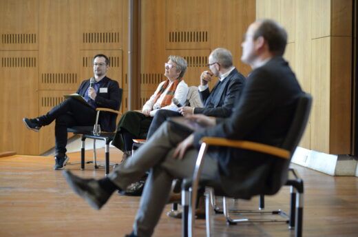 Auf dem Podium beim Verbundtreffen 2022 in Berlin: J. Herzberg, Verbundleitung ab 1. Mai 2022 (l.) sowie die Teilprojekt-Leiter*innen (v.l.n.r.): H. Derks, F. Bolenius, C. Haak, S. Matzerath