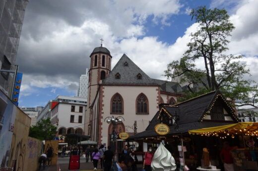 Der Liebfrauenberg ist neben dem Rossmarkt einer der beiden zentralen Orte für die Darstellung von Zitaten und Bildern aus E.T.A. Hoffmanns 
