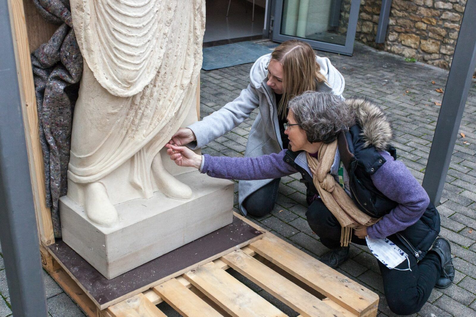 Als "Neuankömmlinge" stehen die originalen Grabfiguren im Fokus der aktuellen Forschungen zum Siedlungsgefüge von Ingelheim in römischer Zeit. Eine Vermittlung dieses Wissens zum ursprünglichen Grabmal wird über eine Augmented Reality für Besucher leicht verständlich.