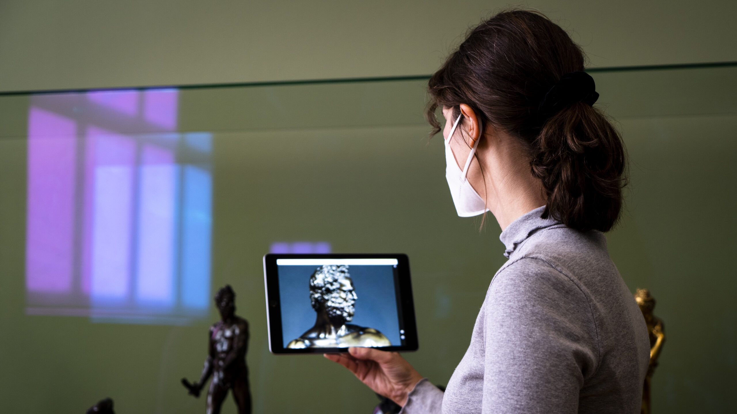 Erforschen, vertiefen, begleiten! Die neu konzipierten Sammlungen Online der Staatlichen Museen zu Berlin bieten mit den neuen Vermittlungs-Modulen Themen und Touren eine zeitgemäße digitale Begleitung zum Erkunden und Entdecken der Sammlungen vor Ort, unterwegs oder zu Hause.