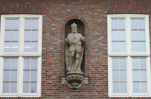 Einer von Vielen. Die Kaiserfigur vom alten Hamburger Rathaus befindet sich heute an der Fassade des Museumsgebäudes.