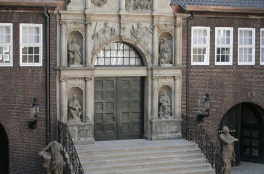 Das Portal der Kirche St. Petri, eingebaut im Innenhof des Museums. In museum4punkt0 entwickelt das Museum für Hamburgische Geschichte eine mobile App, mit der sich die sogenannten Spolien digital mit ihren ursprünglichen Herkunftsgebäuden kontextualisieren und im Stadtraum verorten lassen.