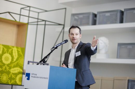 Johann Herzberg, Chief Information Officer der SPK und museum4punkt0-Verbundleitung, lud ein zum Rundgang durch die Werkschau