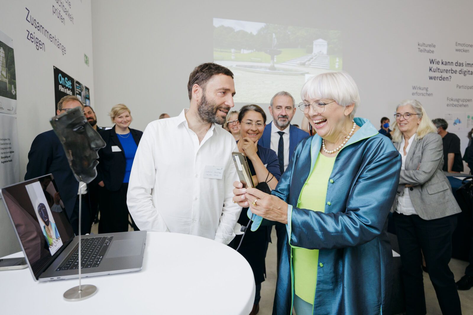 „Ausprobieren & teilen“: Im Rundgang durch die Werkschau testete Kulturstaatsministerin Claudia Roth Apps und kam mit den Verbund-Teams in Gespräch