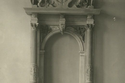 Portal vom alten Hamburger Rathaus in einem Ausstellungssaal des Museum. Die Fotografie von 1922 zeigt den Saal kurz nach Fertigstellung des Museums.