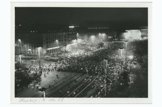 Die Montagsdemonstration in Leipzig am 9. Oktober 1989, der sich rund 70.000 Menschen anschlossen. Deutsches Historisches Museum, Inventar-Nr: 1991/2795