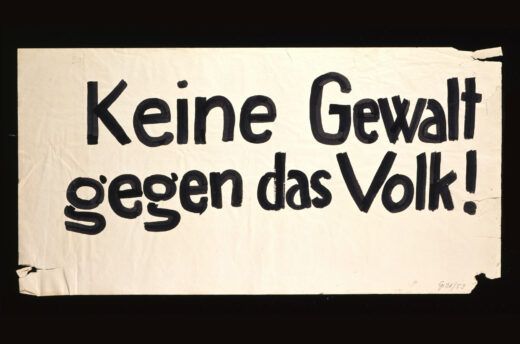 Transparent von den Demonstrationen in Berlin im Zeitraum Oktober bis Dezember 1989. „Keine Gewalt“ war eine der Hauptforderungen der Demonstranten im Herbst 1989, die eine „chinesische Lösung“ des Konflikts befürchteten