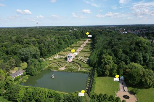 Das Bild zeigt eine Luftaufnahme des heutigen Brockgarten auf der Gottorfer Schlossinsel. Auf der Darstellung markiert sind die Stationen für die Augmented Realtiy Web-App. Foto: Stiftung Schleswig-Holsteinische Landesmuseen Schloss Gottorf, CC BY 4.0