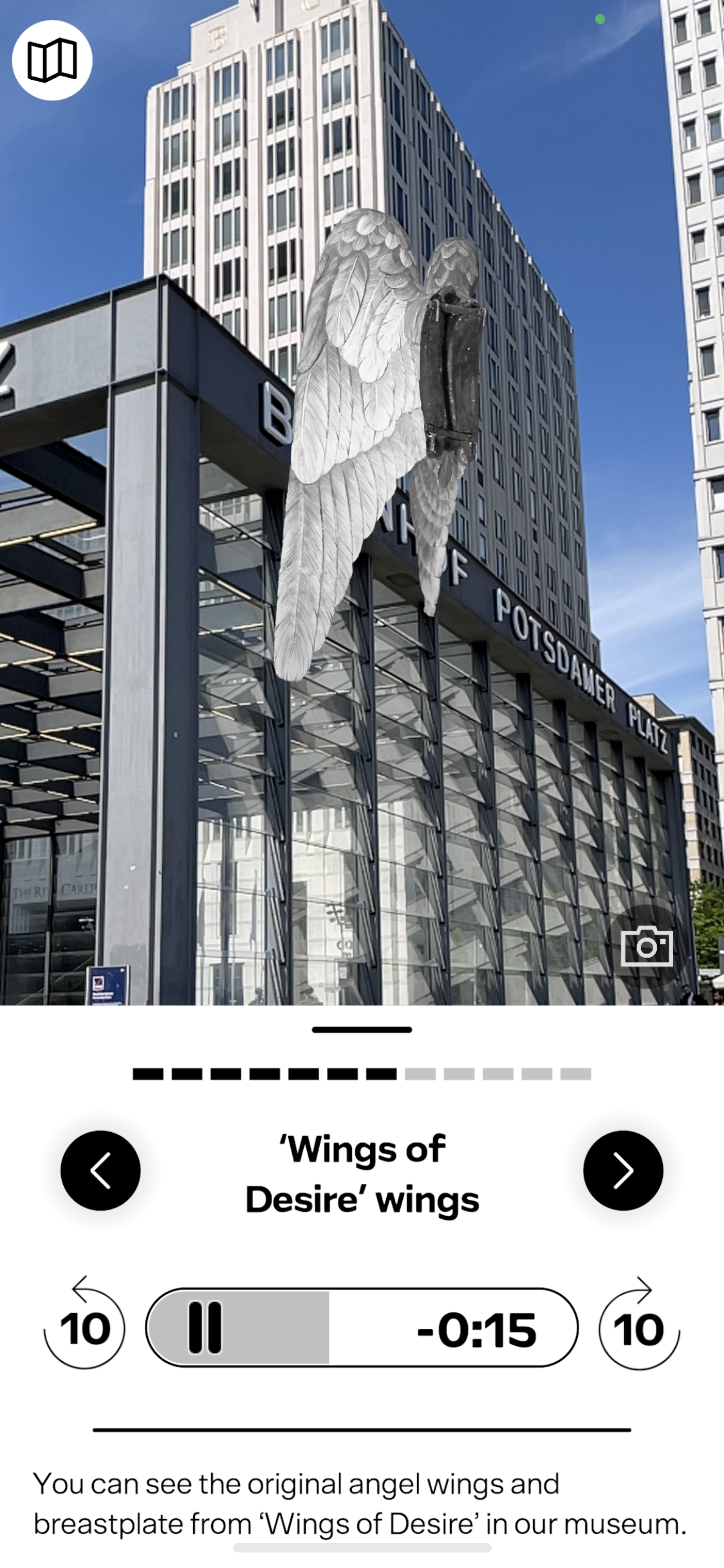 Die Abbildung zeigt einen Screenshot aus der AR-App "On Set". Am Potsdamer Platz in Berlin werden Engelsflügel als AR-Element eingeblendet. Allerdings schweben sie zu weit oben, sodass man sich nicht damit fotografieren kann.
