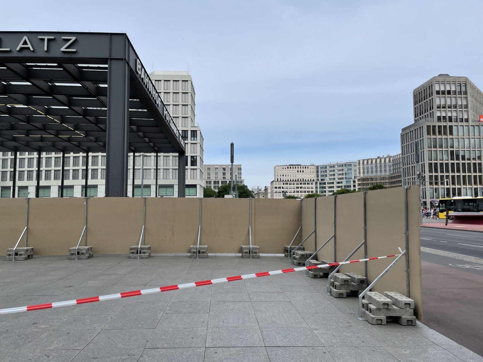 Das Foto zeigt einen abgesperrten Bereich auf dem Potsdamer Platz in Berlin. Durch eine Absperrung wie diese kann man sich nicht frei auf dem Platz bewegen. Wenn dort AR-Elemente platziert sind, sind diese nicht zugänglich.