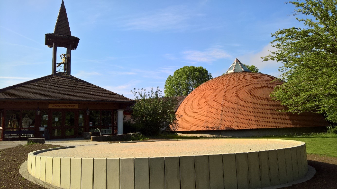 Fertige Bodenarbeiten, die als Fundament für den Kuppelbau dienen