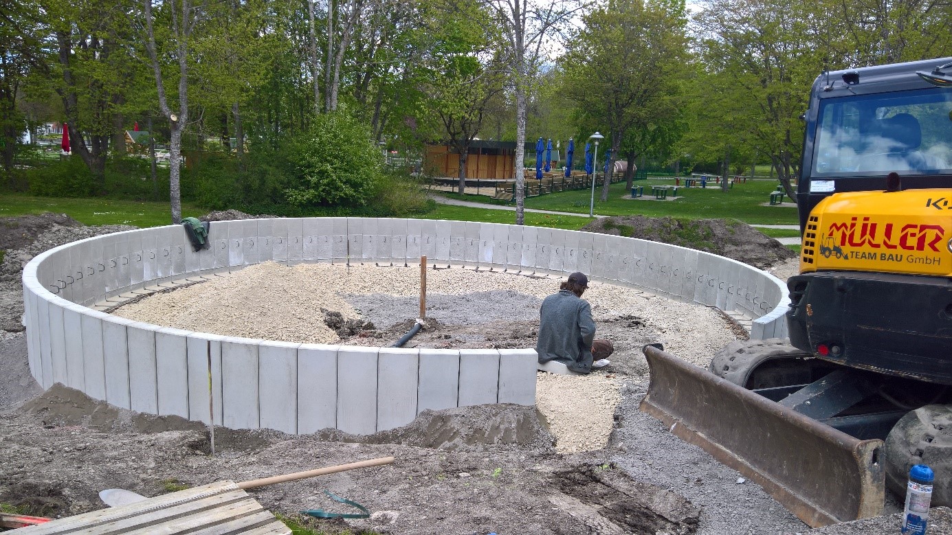 Nach Errichtung des Rahmens des Fundaments, das Aufgießen von Kies mit Möglichkeit des Wasserablaufs