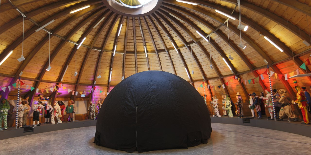Testaufbau einer aufblasbaren, mobilen Kuppel im Fastnachtsmuseum Narrenschopf