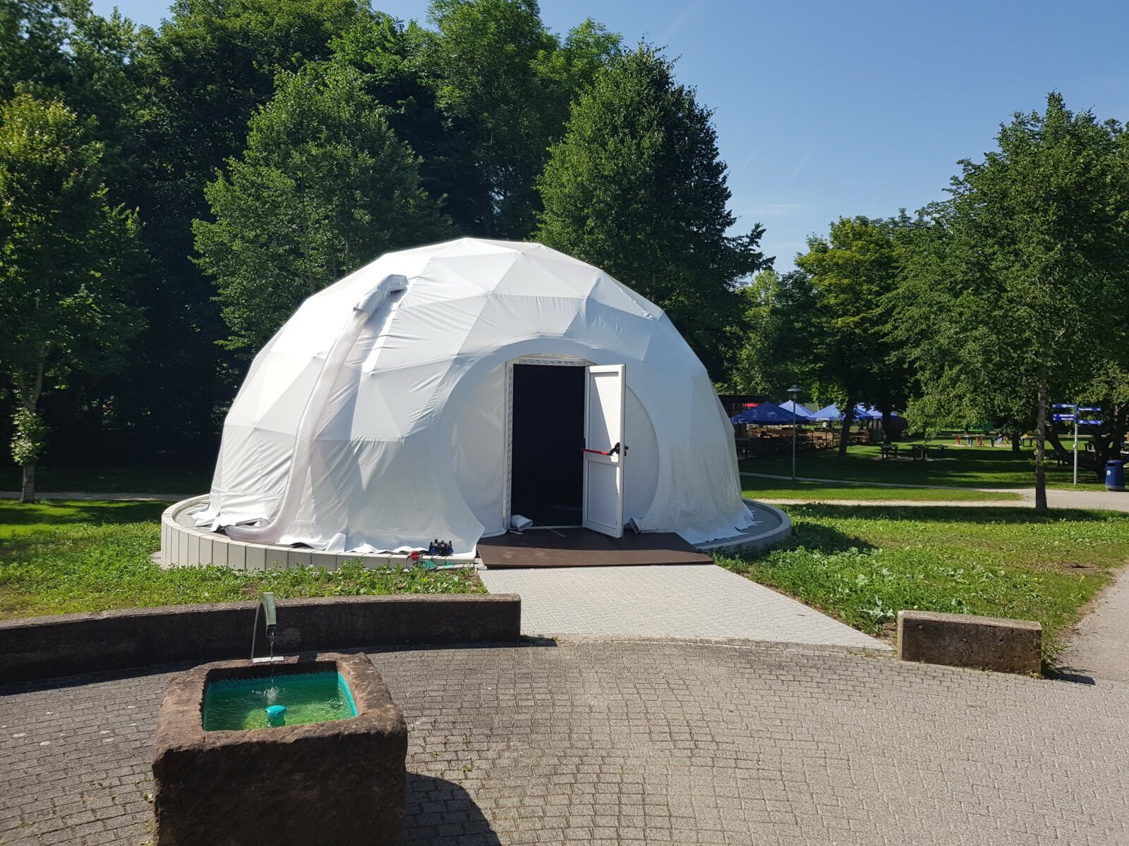 Aufgebauter, teilstationärer Kuppelbau vor dem Fastnachtsmuseum Narrenschopf