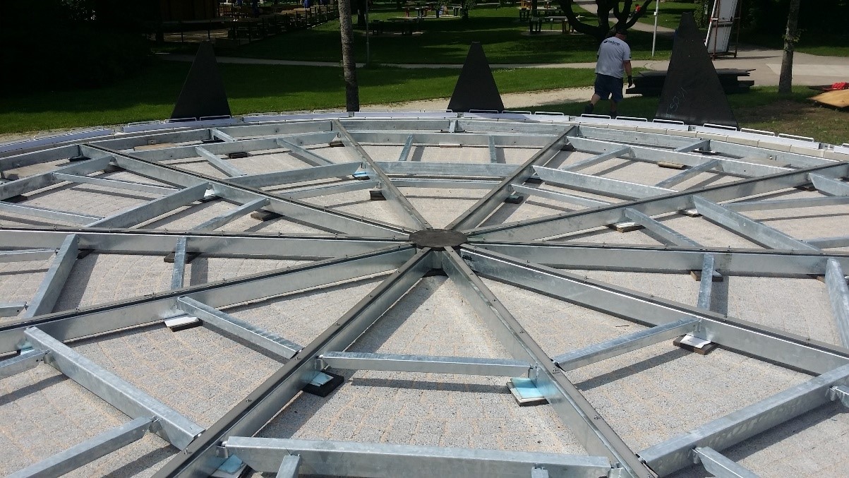Metallkonstruktion auf dem Fundament als Ausgangslage für Bodenplatten und Verkabelung des Kuppelbaus