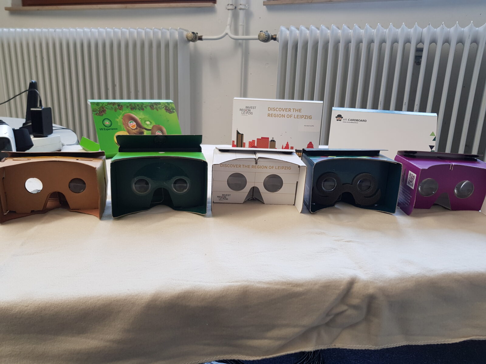 Sammlung von getesteten VR-Brillen, Ansicht von hinten