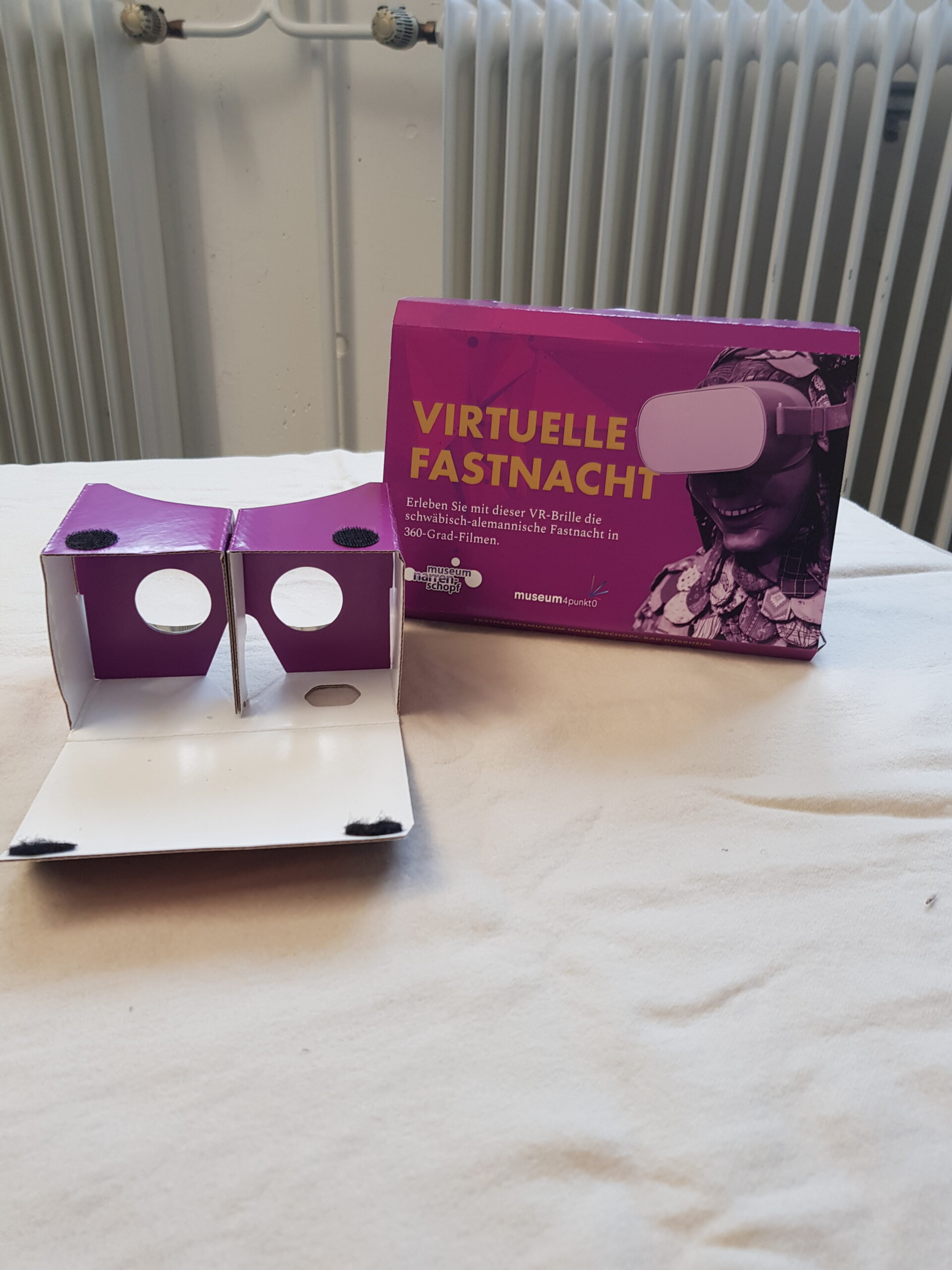 Bedruckte Cardboard-VR-Brille aufgebaut und verpackt