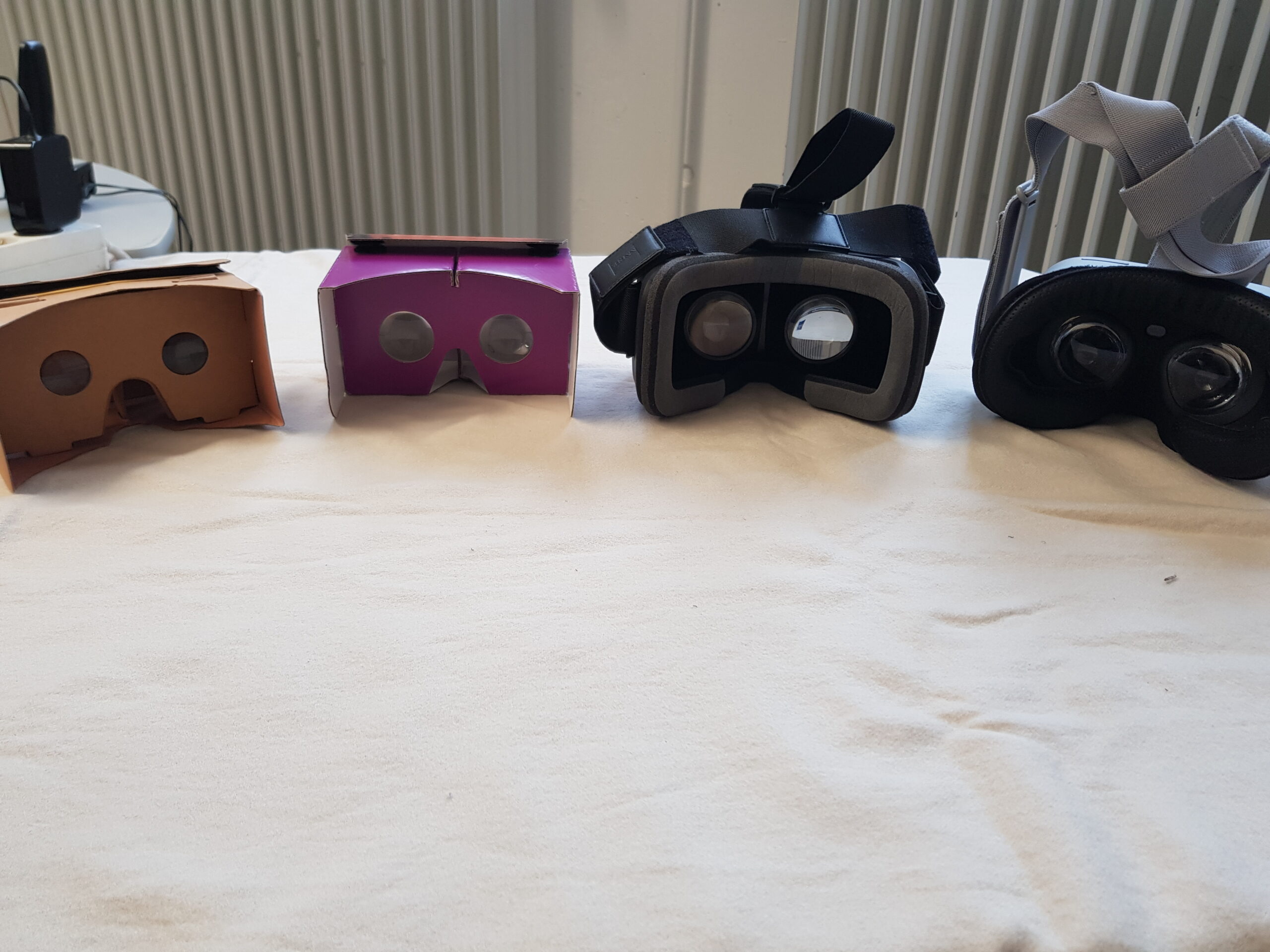 Nebeneinanderstellung von VR-Brillen-Entwicklungen die verwendet wurden