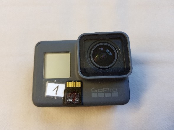 Eine der verwendeten GoPro Hero6 Kameras mit Beschriftung und SD-Karte