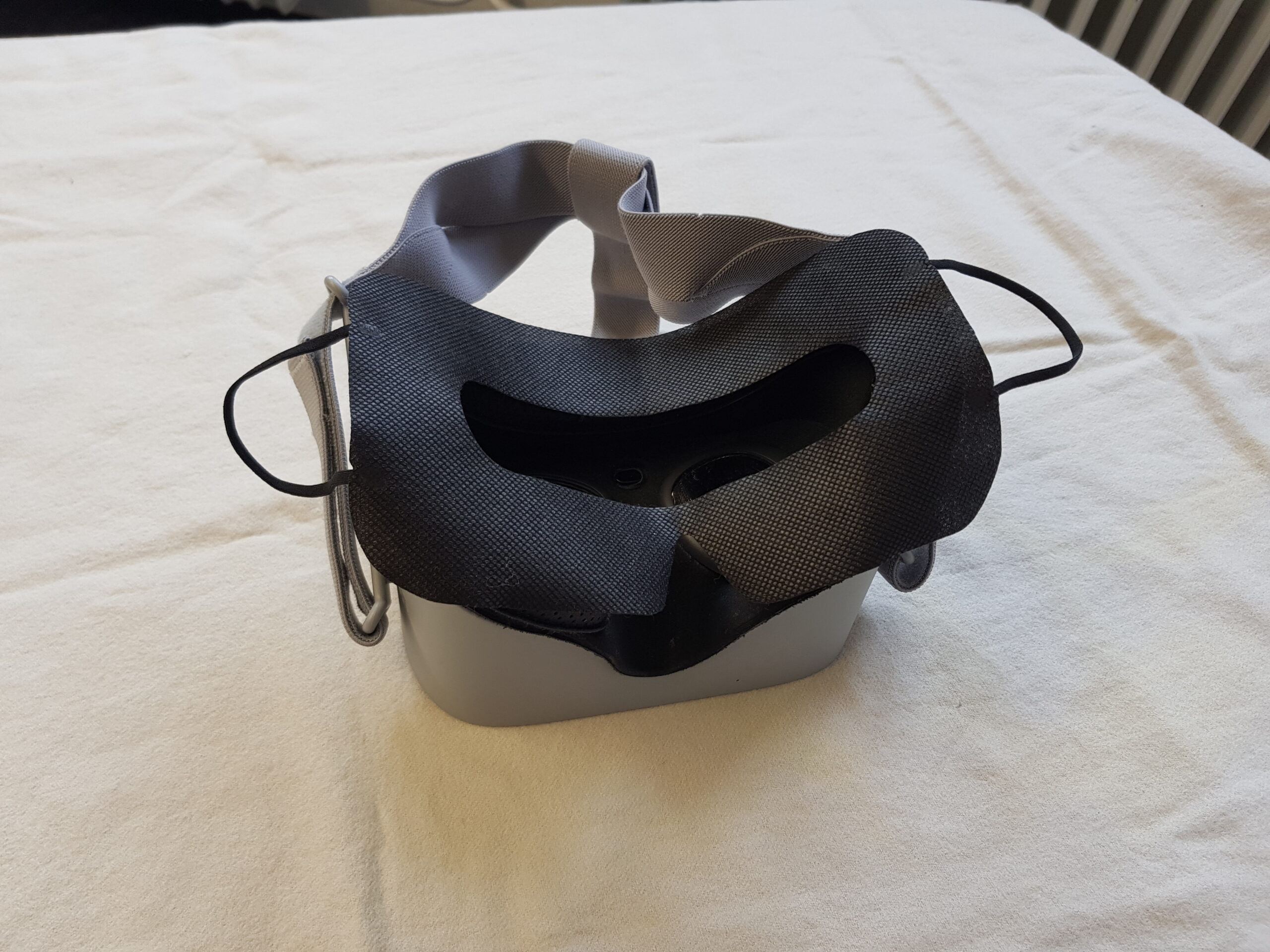 Oculus Go VR-Brille mit aufgesetzer Hygienemaske