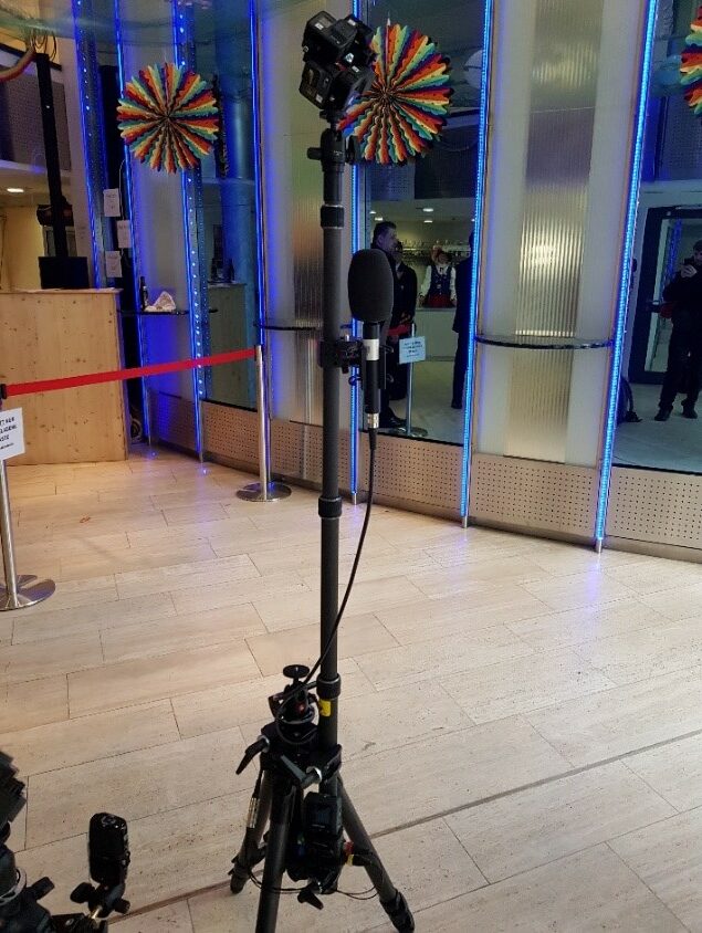 Aufgebautes VR-Stativ mit Kamera und Mikrofon