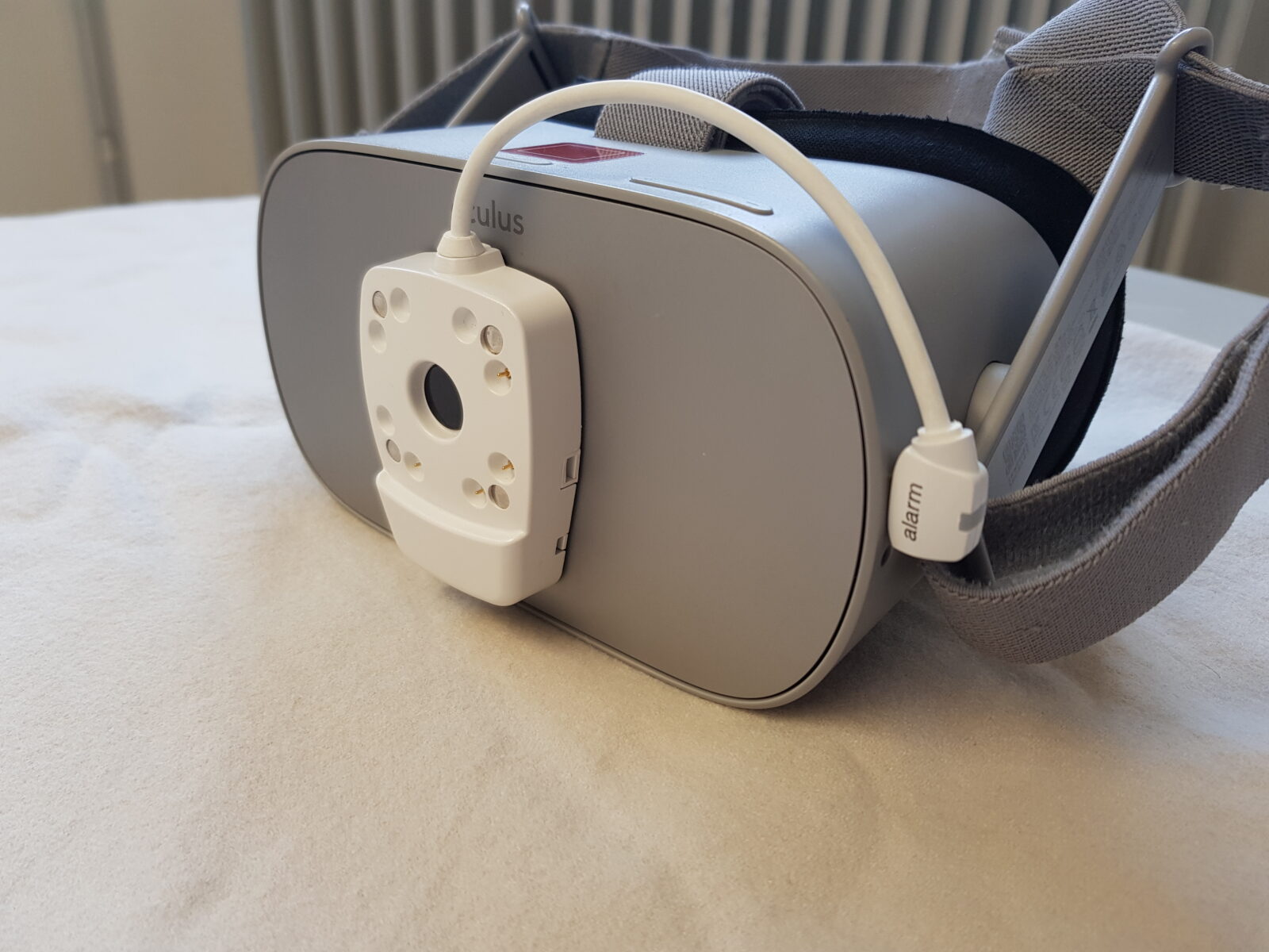 Oculus Go mit aufgeklebter Sicherung und Gegenstück zur Ladestation