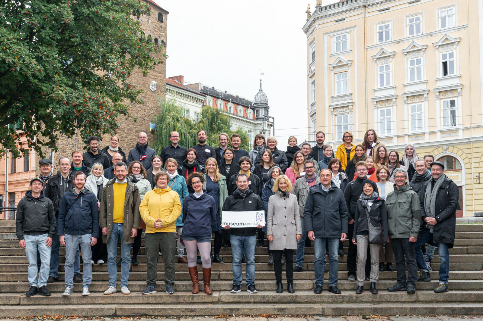 Gruppenfoto, Personen auf der Treppe