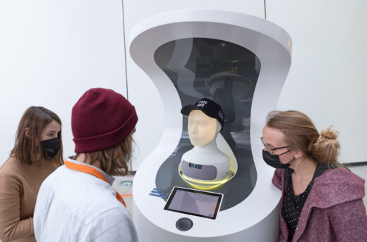 Roboter-Tests mit Museumsgästen im OZEANEUM in Stralsund