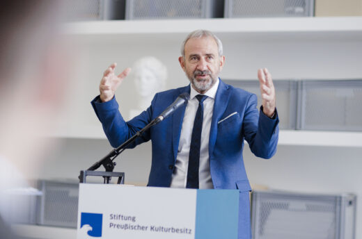 Herr Prof. Parzinger spricht auf der Werkschau am 24. Juni 2022 im Haus Bastian