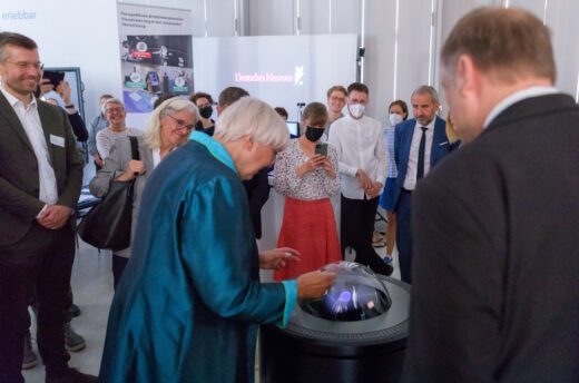 Die Kulturstaatsministerin testet die Anwendungen auf der Werkschau im Haus Bastian