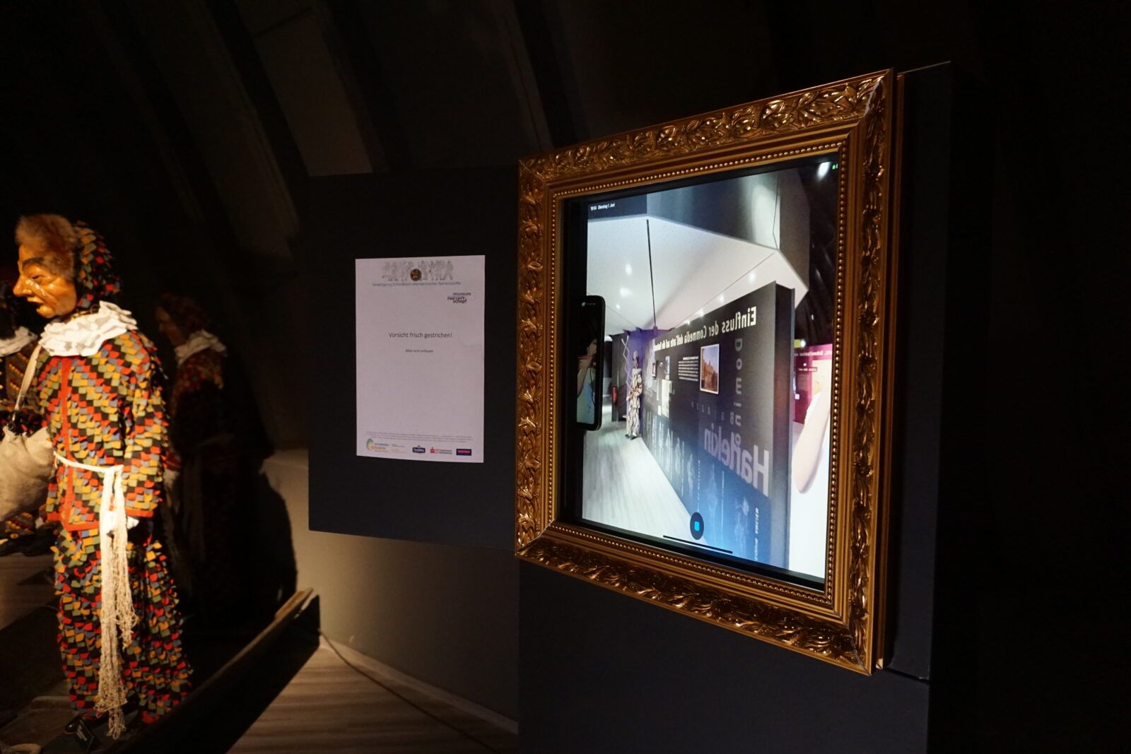 Die fertige AR-Anwendung „Narrenspiegel“ im Ausstellungsraum. Der Monitor ist integriert in einem historischen Bilderrahmen.